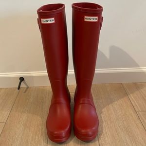 Like new a red woman’s Hunter Boots